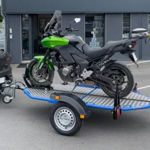 COPMUNO600-BLEU-Remorque-porte-moto-abaissable-et-pliable-Cochet-bleu-PTC600kg-1 Remorque porte-moto abaissable et pliable Cochet (bleu)